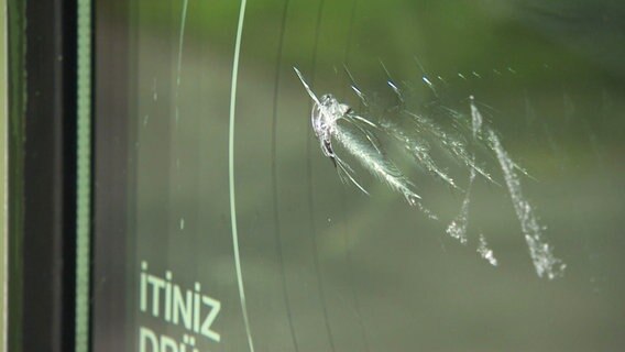Der bei einem Angriff beschädigte Eingang des türkischen Konsulats in Hannover. © Screenshot 