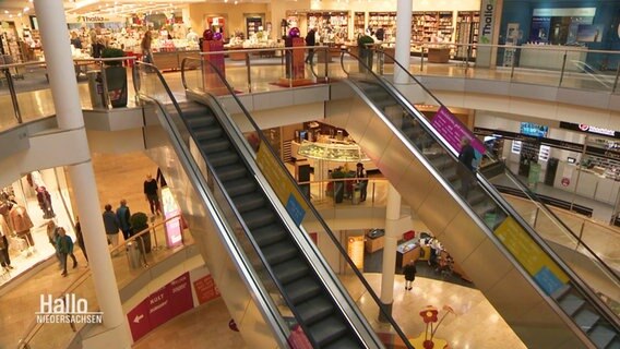 Rolltreppen in einem Einkaufszentrum. © Screenshot 