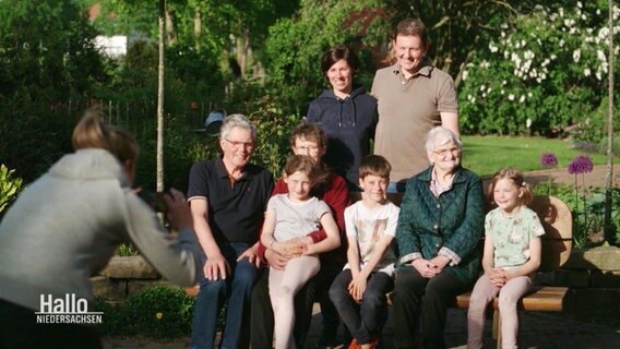 Ina Jäckel macht ein Foto der Familie Rust. © Screenshot 