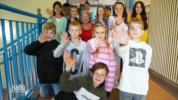Marianna Grigoli mit Schülerinnen und Schülern der Michael-Ende-Schule in Gifhorn. © Screenshot 