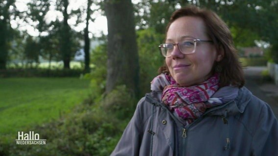 Oldenburgerin Jeanette Waldau im Interview an einem Waldweg © Screenshot 