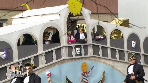 Karnevalisten stehen auf einem Umzugswagen. © Screenshot 