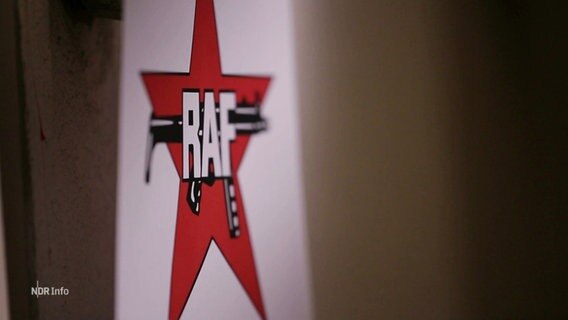 Das Emblem der Roten Armee Fraktion (RAF): Ein roter Stern mit einem Maschinengewehr in der Mitte. © Screenshot 