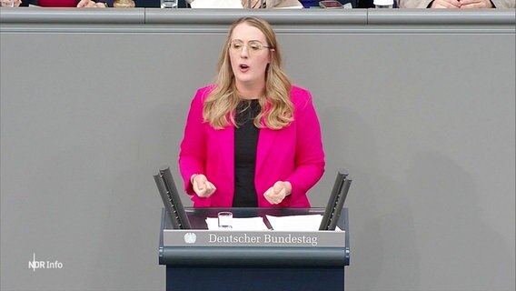 Bundestagsabgeordnete Katharina Dröge von den Grünen am Rednerpult. © Screenshot 
