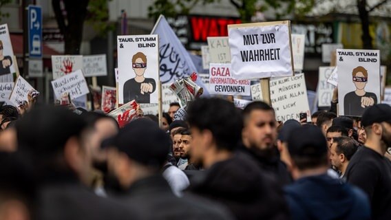 Teilnehmer einer Islamisten-Demo in Hamburg halten ein Plakat mit der Aufschrift "Mut zur Wahrheit" in die Höhe. © picture alliance / dpa Foto: Axel Heimken