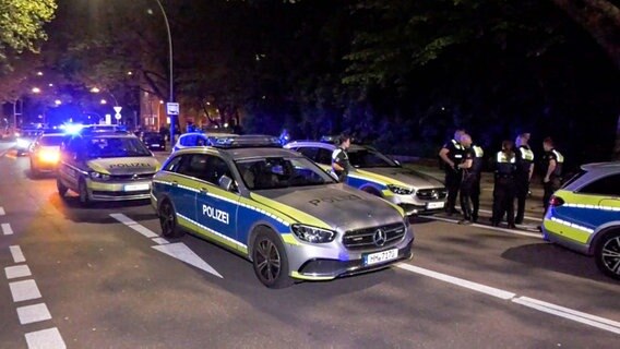 Mehrere Einsatzfahrzeuge der Polizei stehen auf einer Straße in Hamburg. © TVNewsKontor 