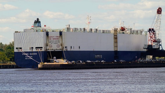 Der Autotransporter "Viking Queen" der Reederei Gram Car Carriers wird entladen. © picture alliance / ASSOCIATED PRESS Foto: Matt Rourke