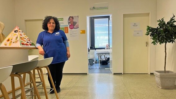 Die Gesundheitspflegerin Döne Duman steht im Gesundheitskiosk in Hamburg-Mümmelmannsberg. © NDR / Nele Rößler 