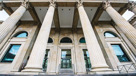 Säulen stehen vor dem Eingang des Niedersächsischen Landtags. © NDR Foto: Julius Matuschik