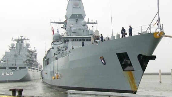 Fregatte "Hessen" (re) läuft in Wilhelmshaven ein. © NDR 