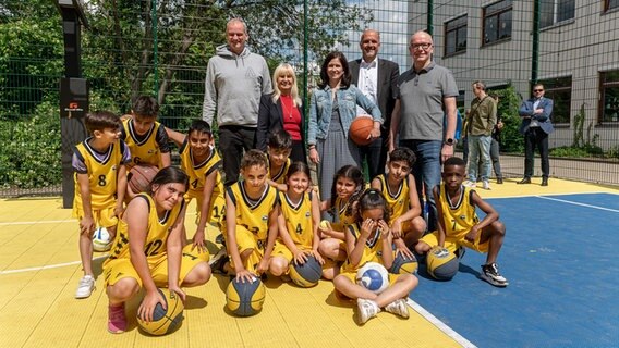 Beim Projekt "Sport vernetzt" von Alba Berlin zeigen sich Kinder der Basketballgruppe und Organisatoren in Berlin. © Alba Berlin 