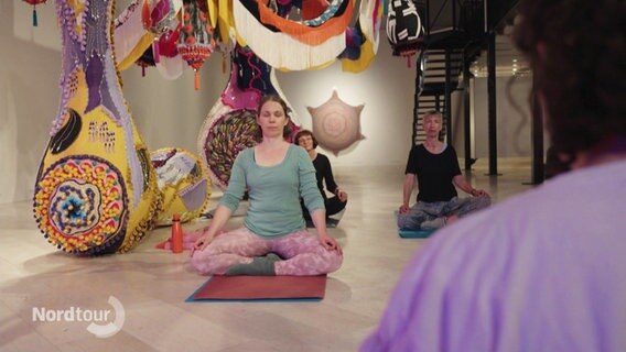 Eine Yoga-Stunde in einer Galerie. © Screenshot 