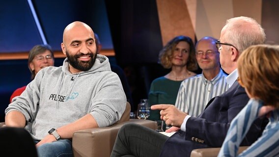 Der Krankenpfleger und TikToker Rashid Hamid ist zu Gast in der NDR Talk Show am 10. Mai 2024. © NDR Fernsehen/Uwe Ernst Foto: Uwe Ernst