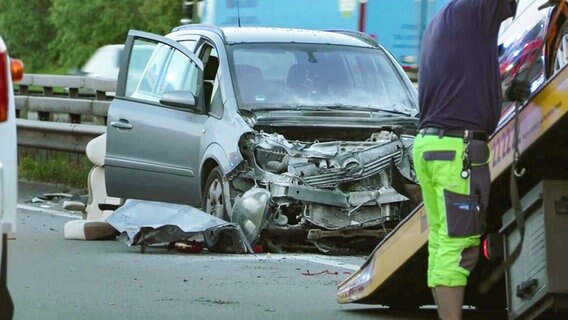 Ein Auto ist nach einem Unfall bei Hollenstedt (Landkreis Harburg) stark beschädigt. Zehn Personen wurden verletzt. © NonstopNews 