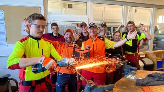 Schorse übergibt eine Dabbi DAB+ Baustellenradio an Lutz Kobrig vom Niedersächsischen Fortsamt Seesen. Auch das ganze Team freut sich. © NDR Foto: Bernd Drechsler