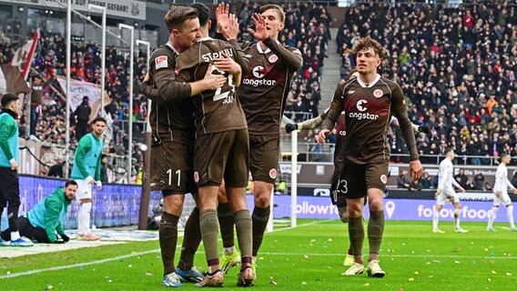 St. Paulis Spieler bejubeln einen Treffer © Witters 